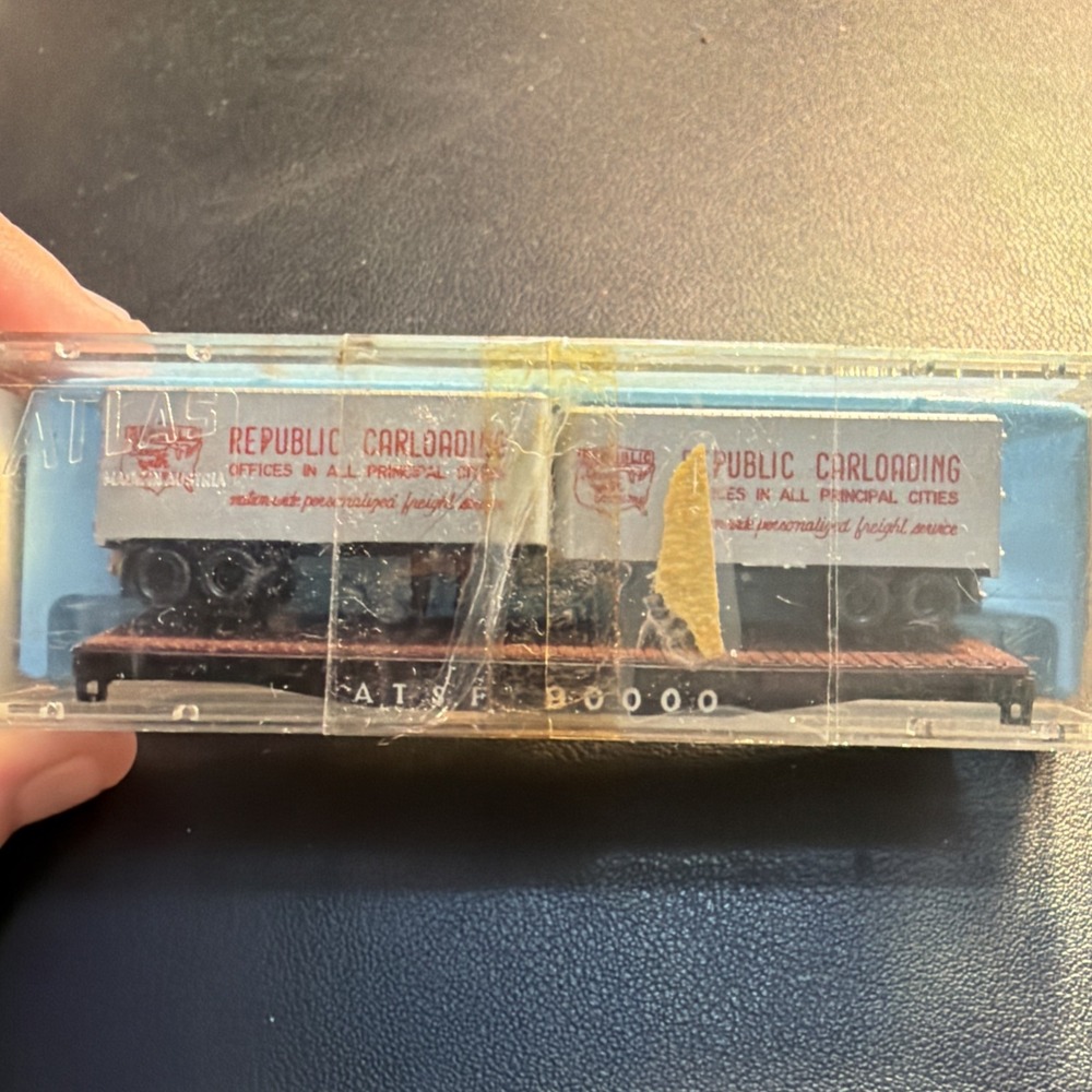 Atlas N-Scale 2352, 50' Flat Car with Van Trailers, Santa Fe 90000!